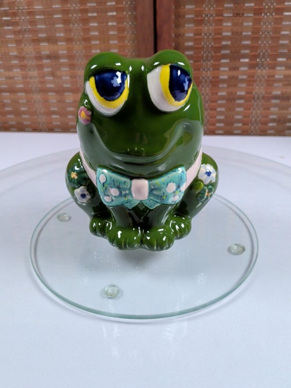 Ceramic Frog Figurine Shaker Bow Tie & Green Eyes 5" Tall - Canadian Made